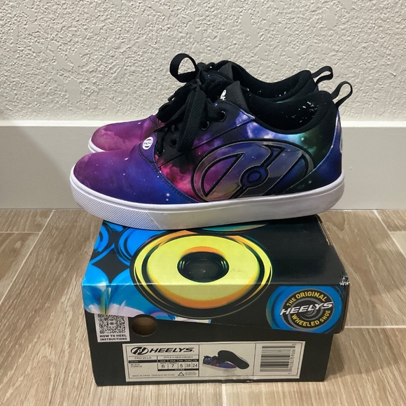 Heely’s Wheeled Kids shoe - Picture 3 of 7